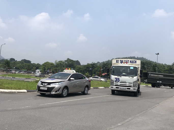 Chinh phu dong y giay phep lai xe co 12 diem/nam, vi pham bi tru het diem phai thi lai