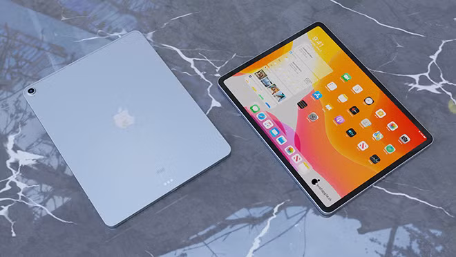 Thiết bị sẽ được bán ra vào tháng 10 đi kèm bút cảm ứng Apple Pencil (129 USD), bàn phím Magic Keyboard (299 USD), bàn phím Smart Keyboard Folio (179 USD) và vỏ bảo vệ Smart Folio (79 USD). iPad thế hệ thứ 8 mạnh gấp đôi laptop Windows bán chạy nhất | VTC Now