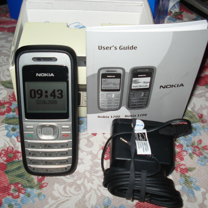 Nhắc đến những điện thoại huyền thoại Nokia khiến người dùng Việt điên đảo, không thể bỏ qua Nokia 1200. Khi ra mắt vào những ngày cuối cùng của năm 2007,thiết bị này được xem là đối thủ trực tiếp của Nokia 1110i.
