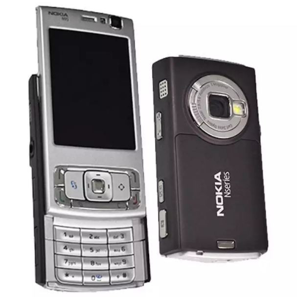 Thân máy khá lớn nhưng Nokia N95 có camera sau khá khủng 5 MO, loa stereo chất lượng cao, khả năng đa nhiệm xuất sắc, hỗ trợ chơi nhiều định dạng đa phương tiện và hệ sinh thái ứng dụng đa dạng.