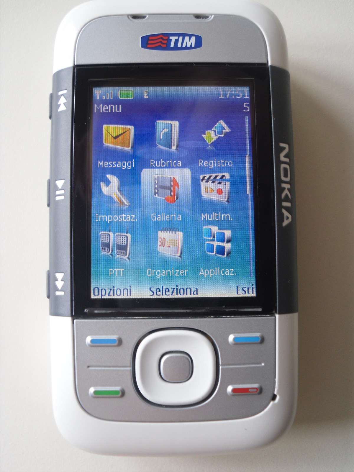 Tuy là thiết bị phục vụ nghe nhạc, điểm trừ của Nokia 5300 XpressMusic nằm ở bộ nhớ trong khiêm tốn chỉ 5 MB, tuy nhiên người dùng có thể mở rộng thêm tối đa 2 GB qua thẻ nhớ.