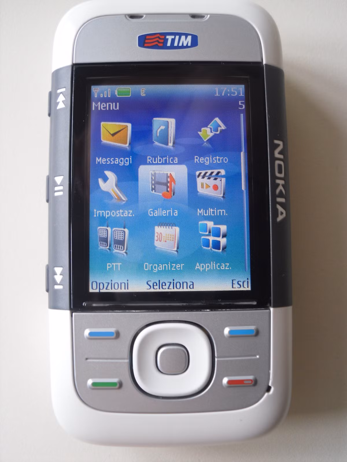 Tuy là thiết bị phục vụ nghe nhạc, điểm trừ của Nokia 5300 XpressMusic nằm ở bộ nhớ trong khiêm tốn chỉ 5 MB, tuy nhiên người dùng có thể mở rộng thêm tối đa 2 GB qua thẻ nhớ.