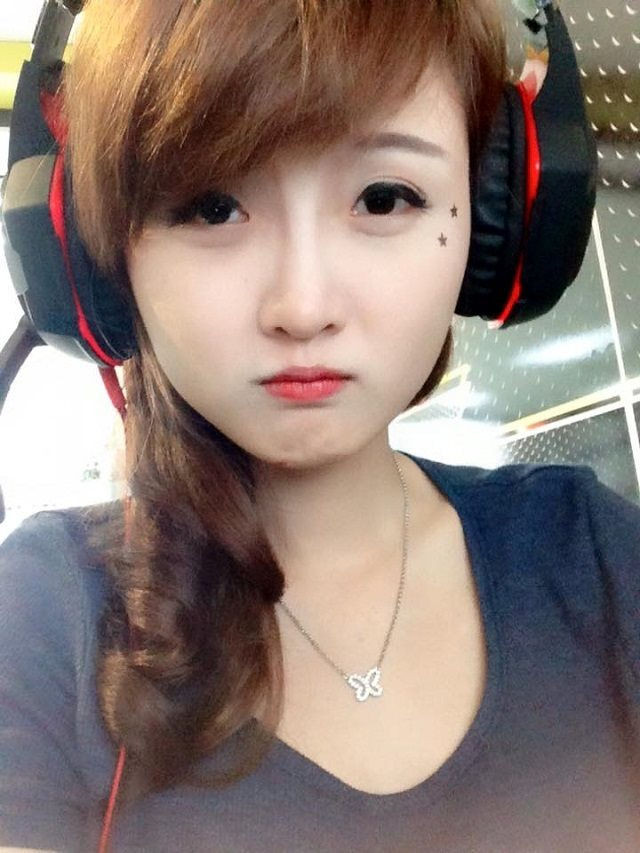 Hoa Hà là một nữ streamer có khá nhiều người hâm mộ trong cộng đồng Liên Minh Huyền Thoại cách đây vài năm. Năm 2015, cô gây xôn xao khi tuyên bố sẽ lên xe hoa với vị hôn phu của mình mới chỉ quen nhau vỏn vẹn 3 ngày, đang định cư ở Washington và còn chưa hề gặp mặt.