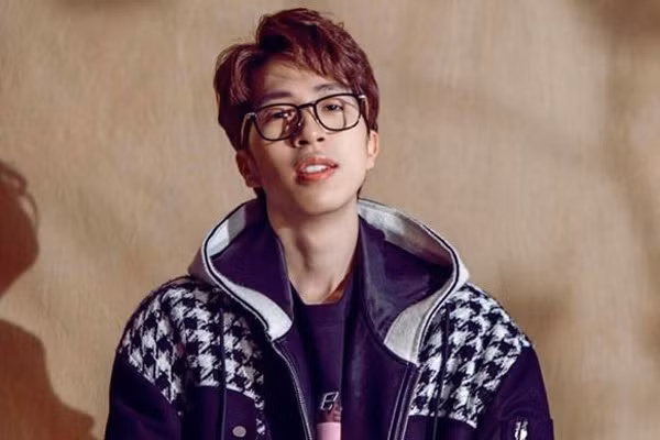 Nhắc đến những streamer có tình trường ồn ào nhất nhì làng streamer Việt không thể không nhắc đến ViruSs. Trước khi quen Ngân Sát Thủ, ''tứ hoàng streamer'' này từng có chuyện tình đẹp như mơ với hotgirl Linh Boo.