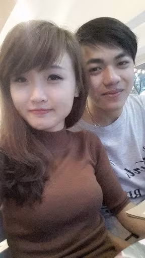 Thời điểm đó, đây là một trong những chuyện tình ái gây sốc nhất giới streamer, nhiều dân mạng cho rằng Hoa Hà kết hôn với một người chưa từng gặp mặt là vì tiền. Tuy nhiên cuối cùng, câu chuyện lấy chồng và sang Mỹ định cư của Hoa Hà đã không trở thành hiện thực, dù có tờ giấy đăng ký kết hôn và có những bức ảnh cưới được tung lên mạng.