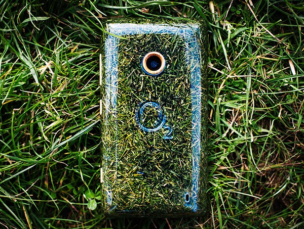 Được biết, nhà thiết kế Sean Miles của DesignWorks đã tốn hơn 240 tiếng đồng hồ để làm vỏ của chiếc smartphone này. Ông dùng cỏ được sấy khô trong vòng 2 giờ sau khi cắt và sau đó được đúc trong một lớp nhựa thân thiện với môi trường.