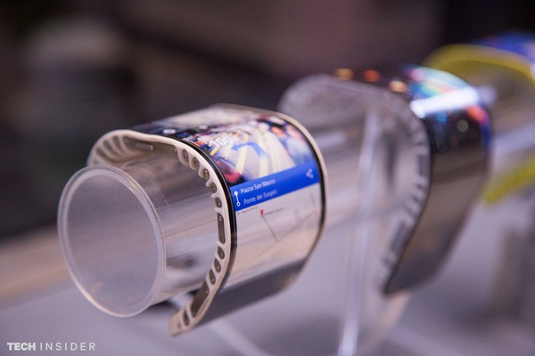 Màn hình tràn viền, màn hình gập và sắp tới là màn hình uốn cong có thể sẽ chiếm lĩnh thị trường smartphone thế giới. Trong những năm qua, Samsung vẫn không ngừng phát triển về ý tưởng này, theo một số hình ảnh có được, hãng từng nghĩ đến việc sản xuất smartphone có thể đeo trên cổ tay.