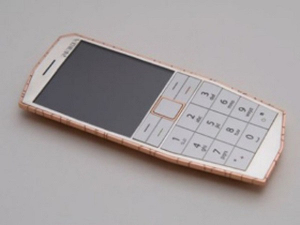 Nokia từng phát triển một mẫu điện thoại không bao giờ cần cắm sạc pin. Điện thoại phím bấm này có tên Nokia E-Cu tự sạc pin khi để trong túi quần, hay nói cách khác là dùng nhiệt của cơ thể để sạc pin.