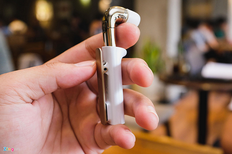 Nếu bạn thấy "quen quen" thì cũng không ai bởi tai nghe J có thiết kế không quá khác biệt với AirPod, sản phẩm được Apple ra mắt năm 2016. Phụ kiện này tất nhiên cũng được mạ vàng 18K để đồng bộ với điện thoại với ,một nút nhận cuộc gọi.