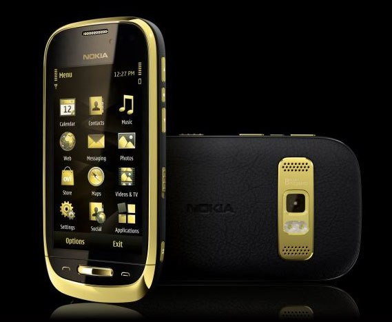 Bên trong Oro là những tính năng cao cấp như trang bị hệ điều hành Symbian Anna, khả năng kết nối 3G và Wifi. Màn hình cảm ứng 3.5 inch công nghệ AMOLED, camera 8 megapixel với khả năng quay phim 720p…