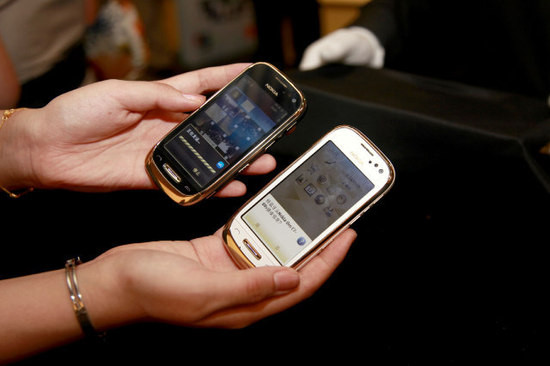 Các nút (volume, camera, lock key) viền kim loại và mặt sau camera đều được mạ vàng 18K. Đồng thời, toàn bộ quá trình đánh bóng đều được làm thủ công.