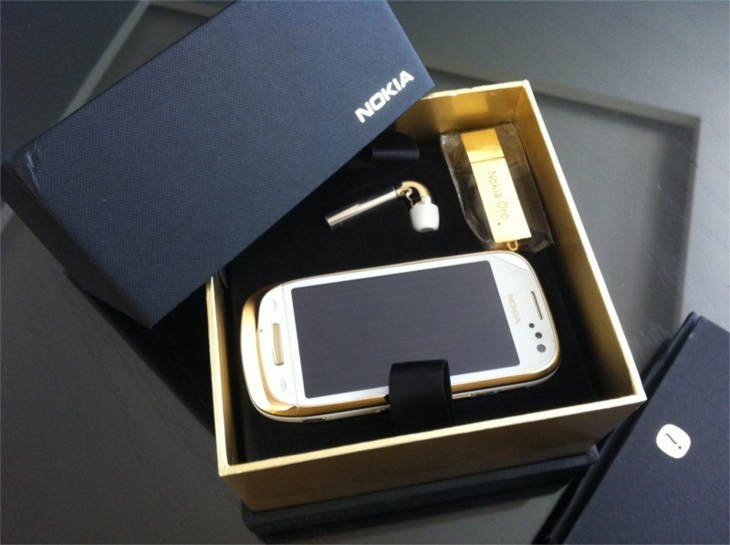 Là một chiếc điện thoại cổ nhưng Nokia Oro sở hữu công nghệ đi trước Apple AirPods cả thập niên, cụ thể chính là phụ kiện tai nghe đi kèm. Mẫu tai nghe không dây của Nokia Oro có tên J, được đặt theo thiết kế giống hình chữ J của nó.