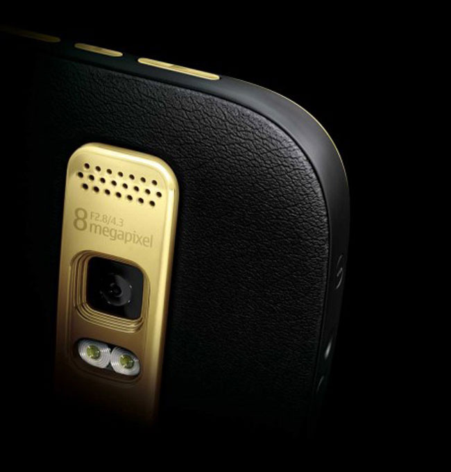 Nokia Oro được giới chuyên môn đánh giá cao về thiết kế với hai phiên bản là Nokia Oro Light với tông màu vàng trắng và Oro Dark với tông vàng đen.