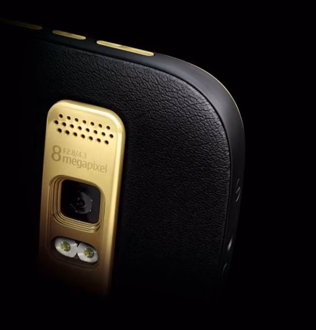 Nokia Oro được giới chuyên môn đánh giá cao về thiết kế với hai phiên bản là Nokia Oro Light với tông màu vàng trắng và Oro Dark với tông vàng đen.