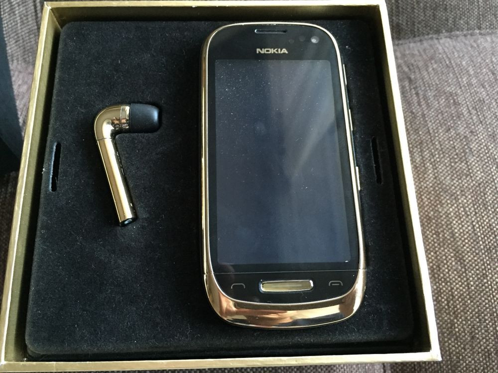 Thiết bị này có vỏ bọc mạ vàng 18 carat, cấu thành từ đá quý sapphire cùng với loại da bọc cao cấp nhất đến từ vùng cao nguyên Scotland.