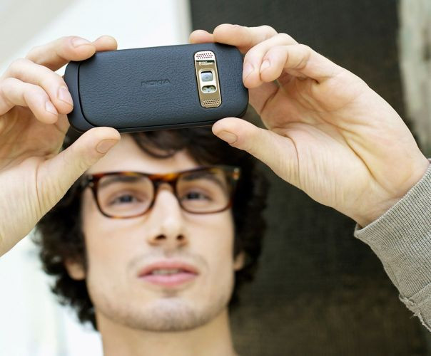 Vào thời kỳ hoàng kim đó, Nokia Oro kèm phụ kiện "đi trước thời đại" được chào bán tại Châu Âu, Trung Quốc và Trung Đông với giá khoảng 800 euro (khoảng 23.5 triệu đồng). Nguồn gốc về bản nhạc chuông huyền thoại của Nokia | VTC