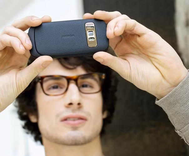 Vào thời kỳ hoàng kim đó, Nokia Oro kèm phụ kiện "đi trước thời đại" được chào bán tại Châu Âu, Trung Quốc và Trung Đông với giá khoảng 800 euro (khoảng 23.5 triệu đồng). Nguồn gốc về bản nhạc chuông huyền thoại của Nokia | VTC