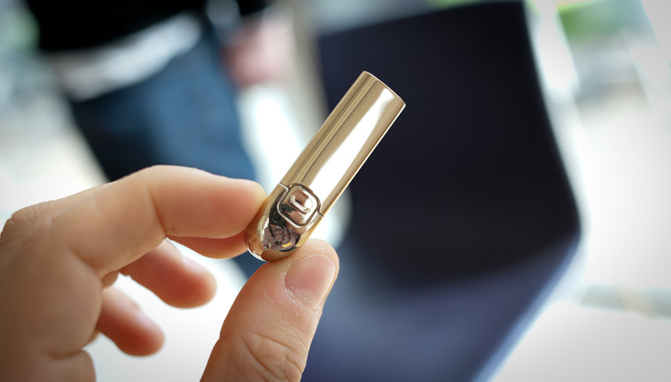 Ngay từ thời điểm ra mắt, tai nghe J ccura Nokia Oro đã gây ấn tượng và từng đoạt giải thiết kế tai nghe Bluetooth của iF Product Design Award 2011.