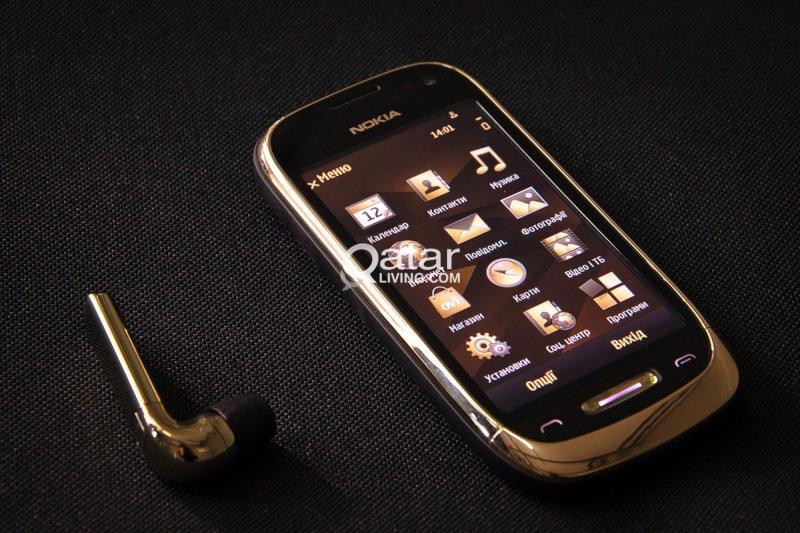 Phím menu của máy được làm bằng Saphia, chống trầy và long lanh khi đèn nền của phím phát sáng.