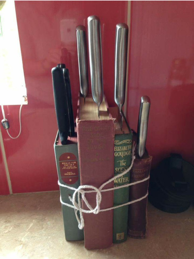 Mới chuyển nhà và quên chưa mua giá đựng dao.