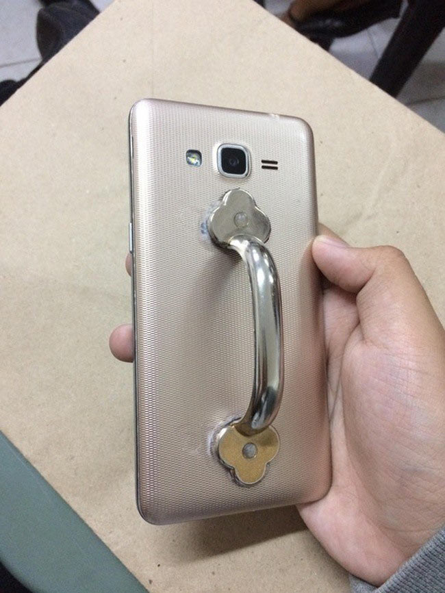 Cần gì phải mua case smartphone kèm móc giữ iring khi bạn có thể tự chế cho riêng mình một cái sáng bóng như thế này từ tay nắm cửa tủ cũ.