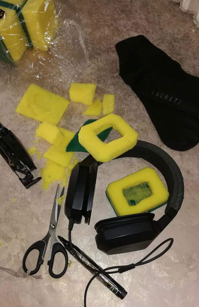 Miếng rửa bát cũng có thể được dùng để sửa chiếc tai nghe bị bong đệm mút.