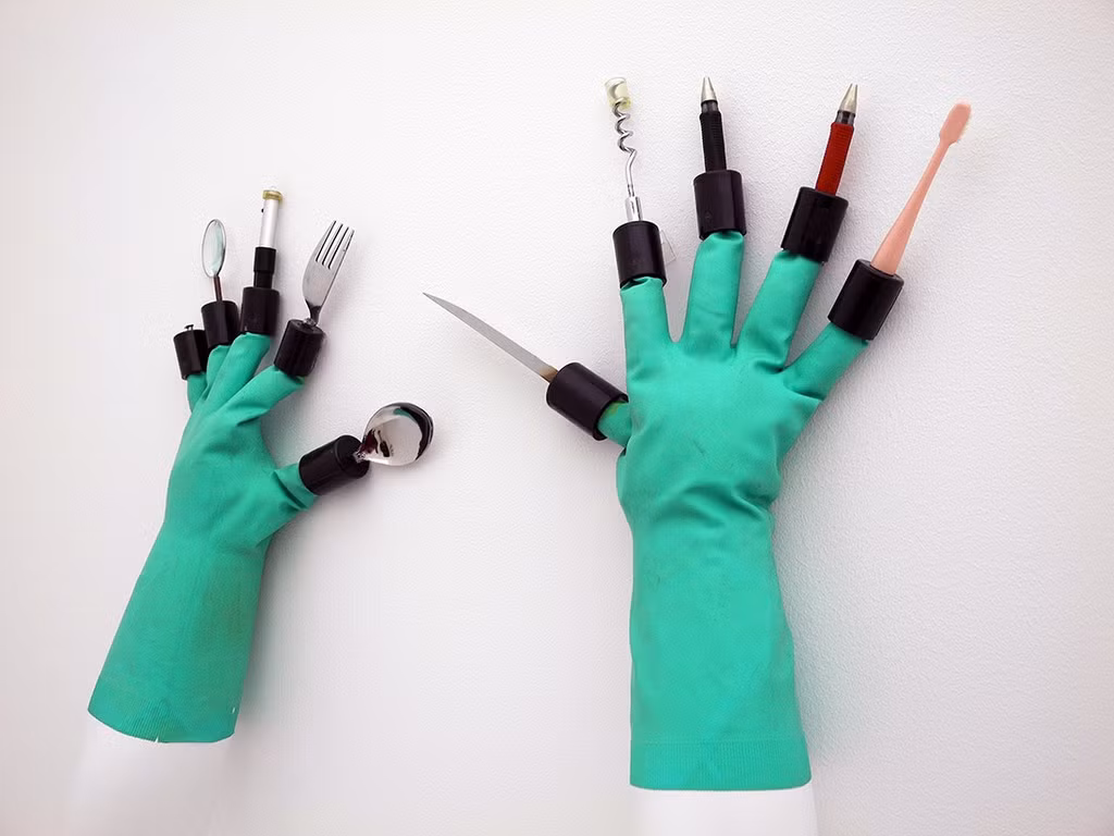 Một trong những phát minh tự chế của con người khiến thượng đế cũng phải bó tay chính là chiếc găng tay đa năng này.