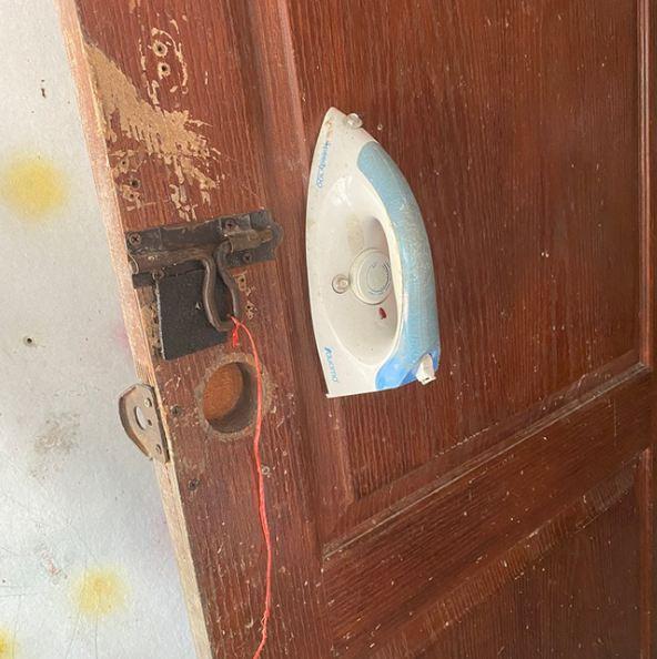 Những vật dụng hỏng chưa chắc đã trở nên vô dụng, bằng chứng là tay nắm cửa tự chế từ bàn là cũ này.