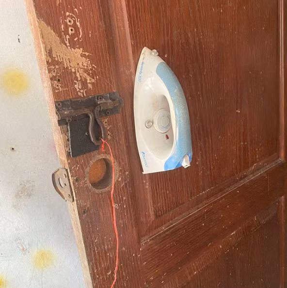 Những vật dụng hỏng chưa chắc đã trở nên vô dụng, bằng chứng là tay nắm cửa tự chế từ bàn là cũ này.