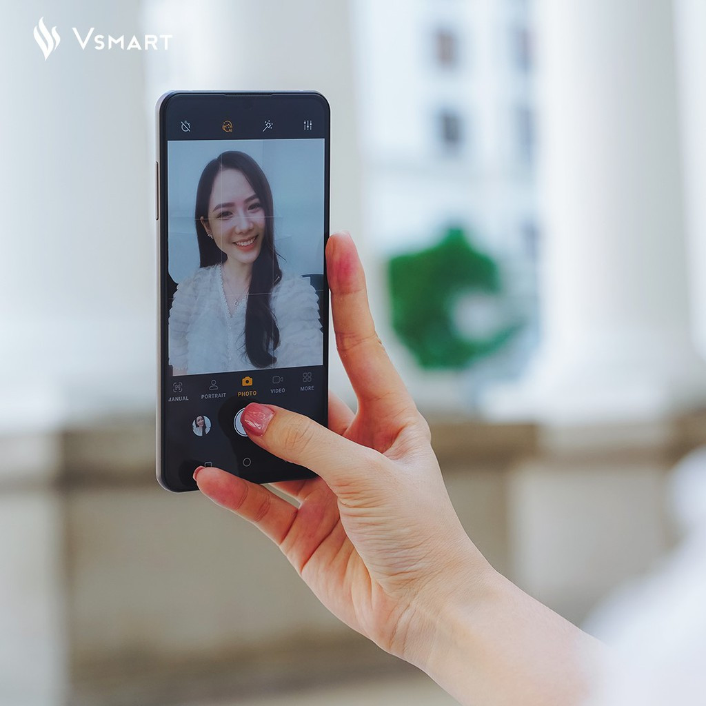 Trước đó, một vài trải nghiệm chụp ảnh trên smartphone camera ẩn dưới màn hình mới của Vsmart cũng cho kết quả ảnh chụp selfie có chất lượng tốt, màu sắc chân thực, ảnh đẹp tự nhiên. Ảnh chụp xoá phông làm nổi bật chủ thể, tách biệt với phần nền, phần chuyển mượt mà ít lỗi.