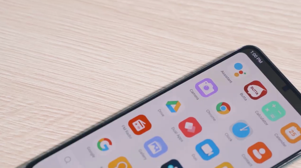 Trong video, ông Nguyễn Minh Việt – Viện trưởng Viện nghiên cứu Thiết bị Di động Vsmart đã cầm trên tay chiếc Vsmart Aris Pro và tiết lộ nhiều công nghệ tuyệt vời được Vsmart áp dụng cho camera ẩn dưới màn hình.