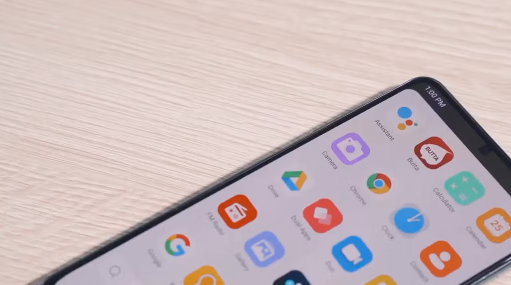 Trong video, ông Nguyễn Minh Việt – Viện trưởng Viện nghiên cứu Thiết bị Di động Vsmart đã cầm trên tay chiếc Vsmart Aris Pro và tiết lộ nhiều công nghệ tuyệt vời được Vsmart áp dụng cho camera ẩn dưới màn hình.