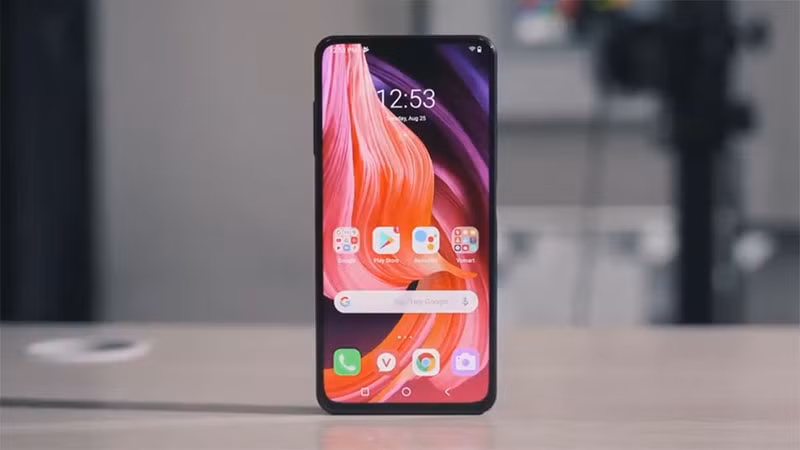 Đây là smartphone đầu tiên của Việt Nam được áp dụng công nghệ camera ẩn dưới màn hình (Camera under display).