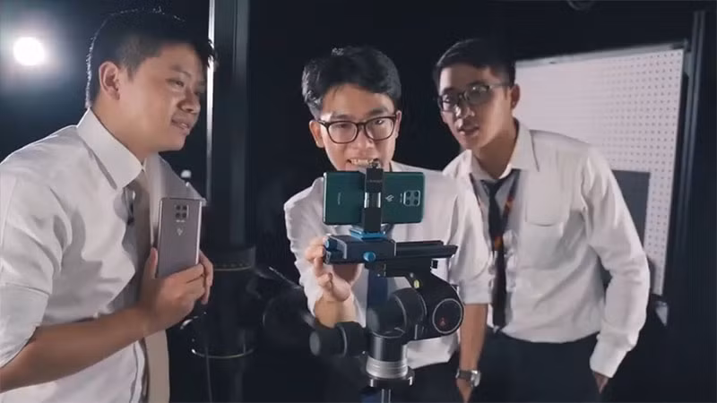 Sau bao ngày chờ đợi, mới đây trên trang chính thức của Vsmart đã đăng tải những hình ảnh đầu tiên về chiếc Vsmart Aris Pro 5G thông qua đoạn video ngắn.