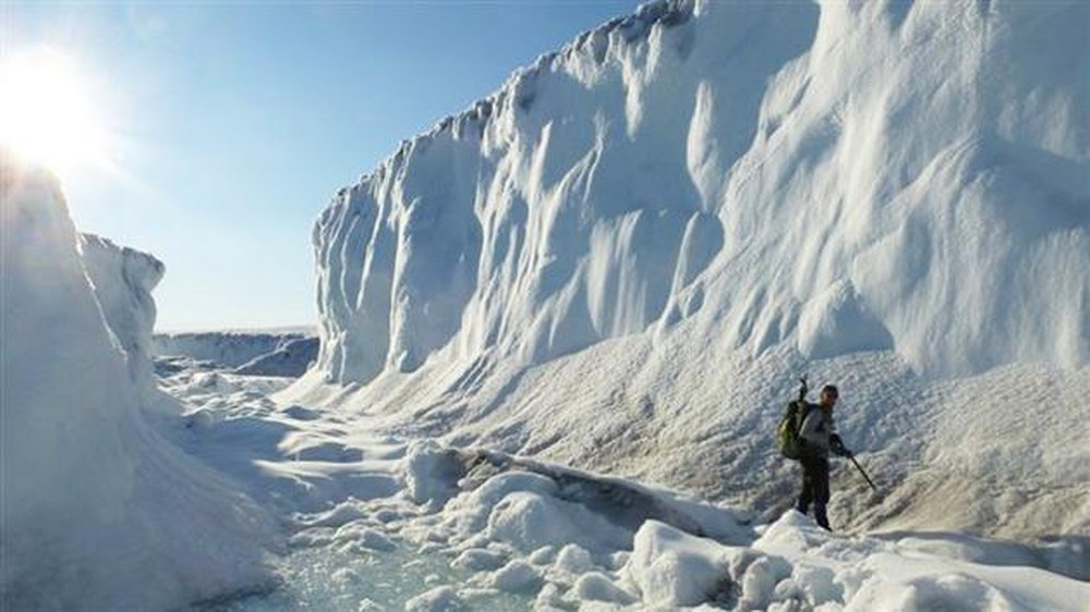 Những dự báo về sự tuyệt chủng của loài gấu trắng và nguy cơ Bắc Cực bị xóa sổ trên bản đồ Thế giới đã buộc các nhà chuyên môn đưa ra những giải pháp cấp bách. Theo các nhà nghiên cứu, cách duy nhất là ngăn chăn tình trạng Trái Đất ấm lên.