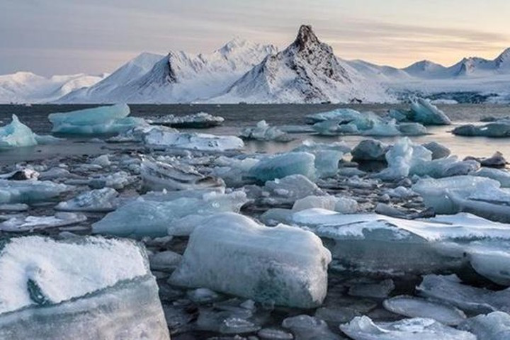 Hàng chục nghìn vụ cháy xảy ra ở các khu vực đóng băng vĩnh cửu, nơi mặt đất bị đóng băng quanh năm, thậm chí có thể nhìn thấy từ vũ trụ. Và cho đến hiện tại, các nhà nghiên cứu vẫn đang đánh giá xem mùa cháy ở Bắc Cực này nghiêm trọng như thế nào.