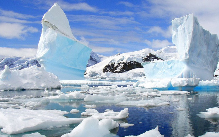 Gần một nửa lượng carbon lưu trữ trong đất than bùn của thế giới nằm trong khoảng từ 60 đến 70 độ Bắc, dọc theo Vòng Bắc Cực (hay vĩ tuyến 66° 33′ 39″ ở phía bắc đường xích đạo). Vùng đất giàu carbon này vốn đóng băng nhưng khi hành tinh ấm lên, chúng dễ bị cháy hơn, làm tăng tốc độ biến đổi khí hậu.