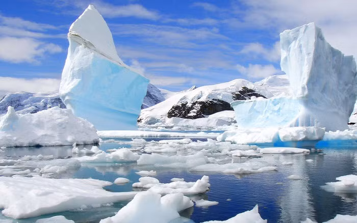 Gần một nửa lượng carbon lưu trữ trong đất than bùn của thế giới nằm trong khoảng từ 60 đến 70 độ Bắc, dọc theo Vòng Bắc Cực (hay vĩ tuyến 66° 33′ 39″ ở phía bắc đường xích đạo). Vùng đất giàu carbon này vốn đóng băng nhưng khi hành tinh ấm lên, chúng dễ bị cháy hơn, làm tăng tốc độ biến đổi khí hậu.