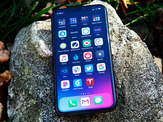 Trong sự kiện ''Time Flies'', Apple Watch Series 6 cũng được giới thiệu với phối màu xanh navy mới. Rất có thể màu sắc này sẽ xuất hiện trên iPhone 12 thay thế cho màu lục đen (midnight green).