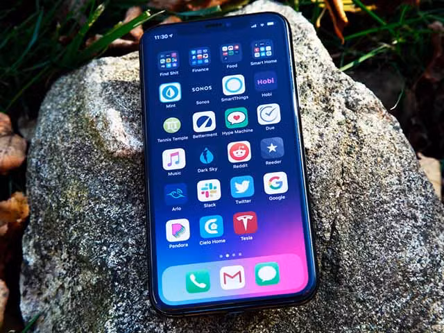 Trong sự kiện ''Time Flies'', Apple Watch Series 6 cũng được giới thiệu với phối màu xanh navy mới. Rất có thể màu sắc này sẽ xuất hiện trên iPhone 12 thay thế cho màu lục đen (midnight green).