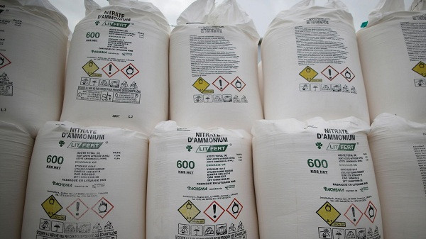 Ammonium nitrate (Amoni Nitrat) còn được gọi là NH4-NO3 là chất hóa học được dùng trong sản xuất phân bón nông nghiệp và trong sản xuất thuốc nổ. Amoni Nitrat có thể tạo thành một hỗn hợp nổ cực mạnh khi kết hợp với nhiên liệu như hydro, dầu diesel hoặc khi dầu hỏa, và thực tế hóa chất này đã từng gây nên 5 vụ nổ thảm khốc trên thế giới.