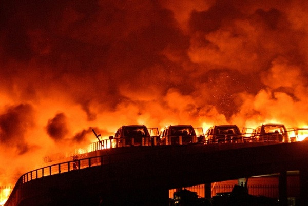 Vụ tai nạn khiến hàng chục nghìn người không còn nơi ở, gây thiệt hại ước tính khoảng 1,5 tỷ USD. Việc phóng thích các hóa chất độc hại vào không khí không chỉ ảnh hưởng đến con người mà còn giết chết hàng nghìn sinh vật biển gần khu vực nổ.