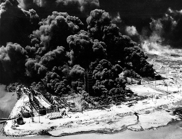 Vụ tai nạn công nghiệp nghiêm trọng nhất trong lịch sử Mỹ xảy ra tại vịnh Galveston ở cảng Texas City vào ngày 16/4/1947. Vụ nổ xảy ra khi một người nào đó ném thuốc lá lên tàu SS Grandcamp của Pháp, ''kích hoạt'' khoảng 2.300 tấn Amoni Nitrat có trên tàu.