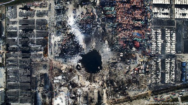 Theo các nhà chức trách, vụ nổ xảy ra bởi số lượng hàng hóa dễ cháy được lưu trữ bên cạnh Amoni Nitrat và natri cyanide - những hóa chất cực nguy hiểm.