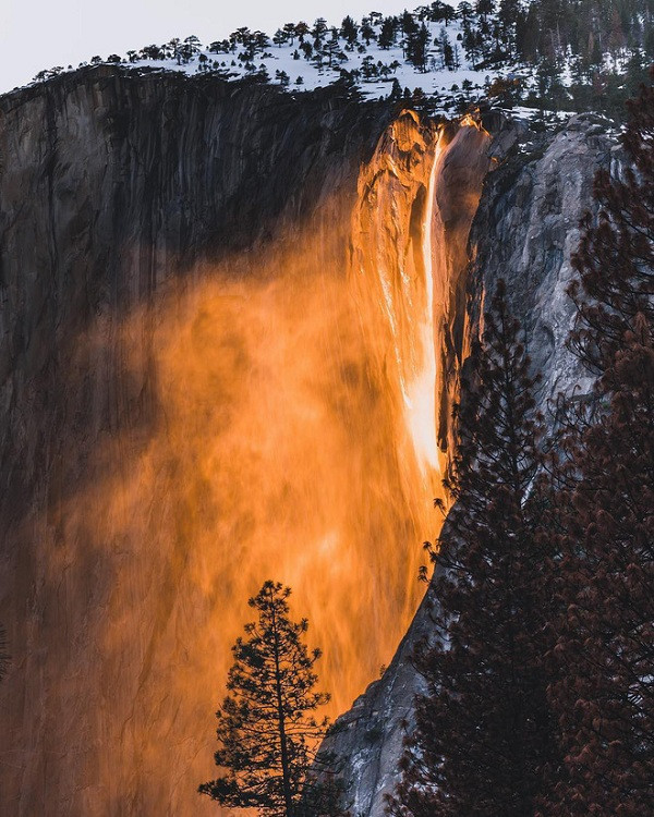 Trong điều kiện hoàn hảo, hiện tượng khúc xạ ánh sáng trên dòng thác đổ tạo nên màu đỏ rực như ngọn lửa, thường xảy ra khi Mặt Trời chiếu vào thác nước lúc hoàng hôn. Khung cảnh ngoạn mục này chỉ diễn ra một vài lần trong năm, khoảng giữa tháng 2.