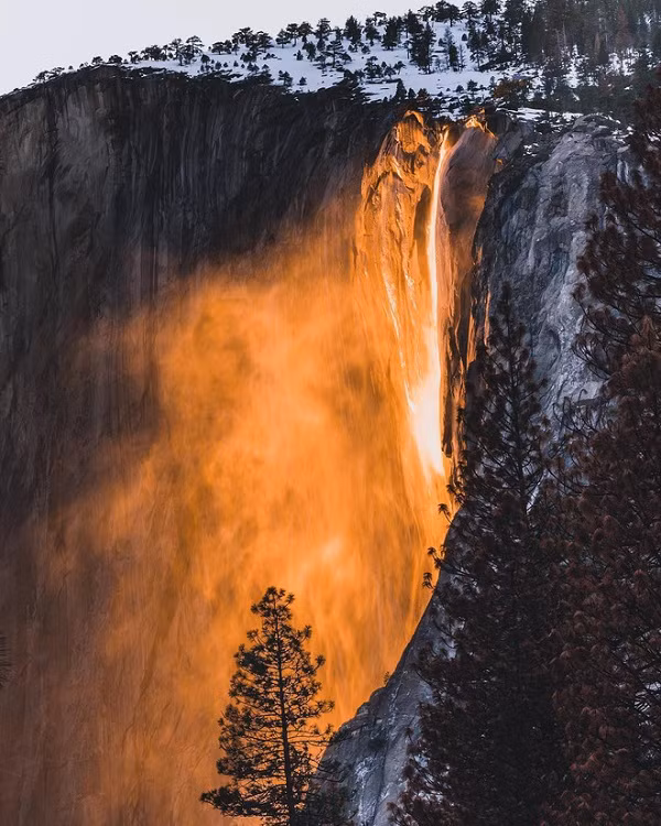 Trong điều kiện hoàn hảo, hiện tượng khúc xạ ánh sáng trên dòng thác đổ tạo nên màu đỏ rực như ngọn lửa, thường xảy ra khi Mặt Trời chiếu vào thác nước lúc hoàng hôn. Khung cảnh ngoạn mục này chỉ diễn ra một vài lần trong năm, khoảng giữa tháng 2.