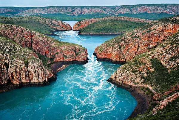 Bạn đã từng thấy một con thác...chảy ngang thay vì chảy từ trên cao xuống? Hiện tượng này xảy ra ở thác Horizontal, vịnh Talbot, Tây Australia, bắt nguồn từ 2 hẻm núi hẹp thuộc dãy McLarty.