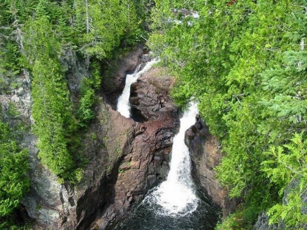 Nằm ở phía bắc hồ Superior rộng lớn ở Bắc Mỹ, thác Devil’s Kettle đặc biệt do có dòng chảy bị chia đôi bởi một tảng đá. Trong đó, một dòng chảy đổ về hồ Superior, dòng chảy còn lại đổ xuống hố sâu không đáy.