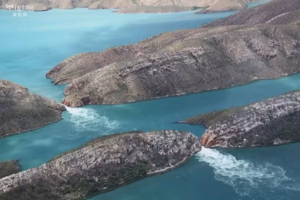 Lượng nước khổng lồ khi được đẩy qua khe hở sẽ tạo ra một thác nước tạm thời có thể cao tới 5m vô cùng kỳ lạ. Hướng chảy của thác nước sẽ thay đổi dựa vào thủy triều lên và xuống và thuyền bè có thể di chuyển qua 2 khoảng hở này khi thủy triều xuống thấp.