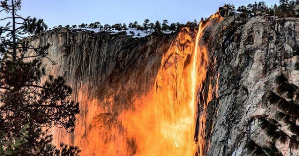 Nằm ở công viên quốc gia Yosemite, California, Mỹ, thác Horsetail là một trong những thác nước kỳ lạ nhất thế giới. Thay vì nước, từ thác chảy xuống là dòng nham thạch vô cùng độc đáo, bởi vậy còn được gọi là thác lửa.